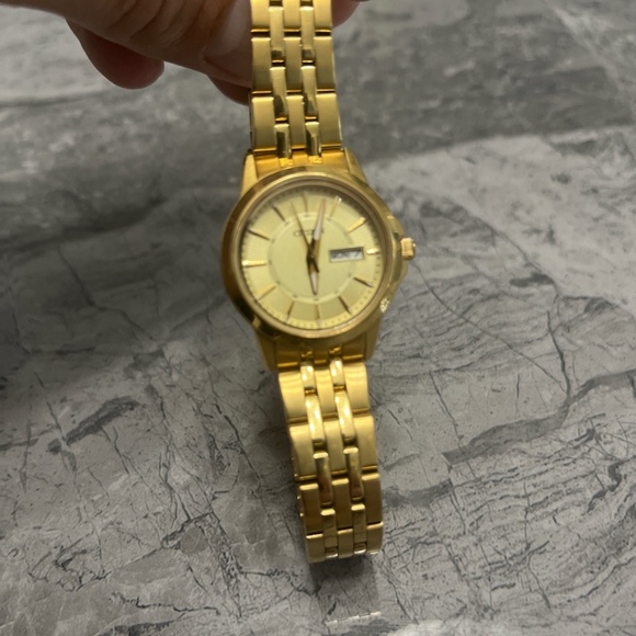 Citizen women’s day date quartz analog watch 28mm case size gold tone running - Picture 5 of 5